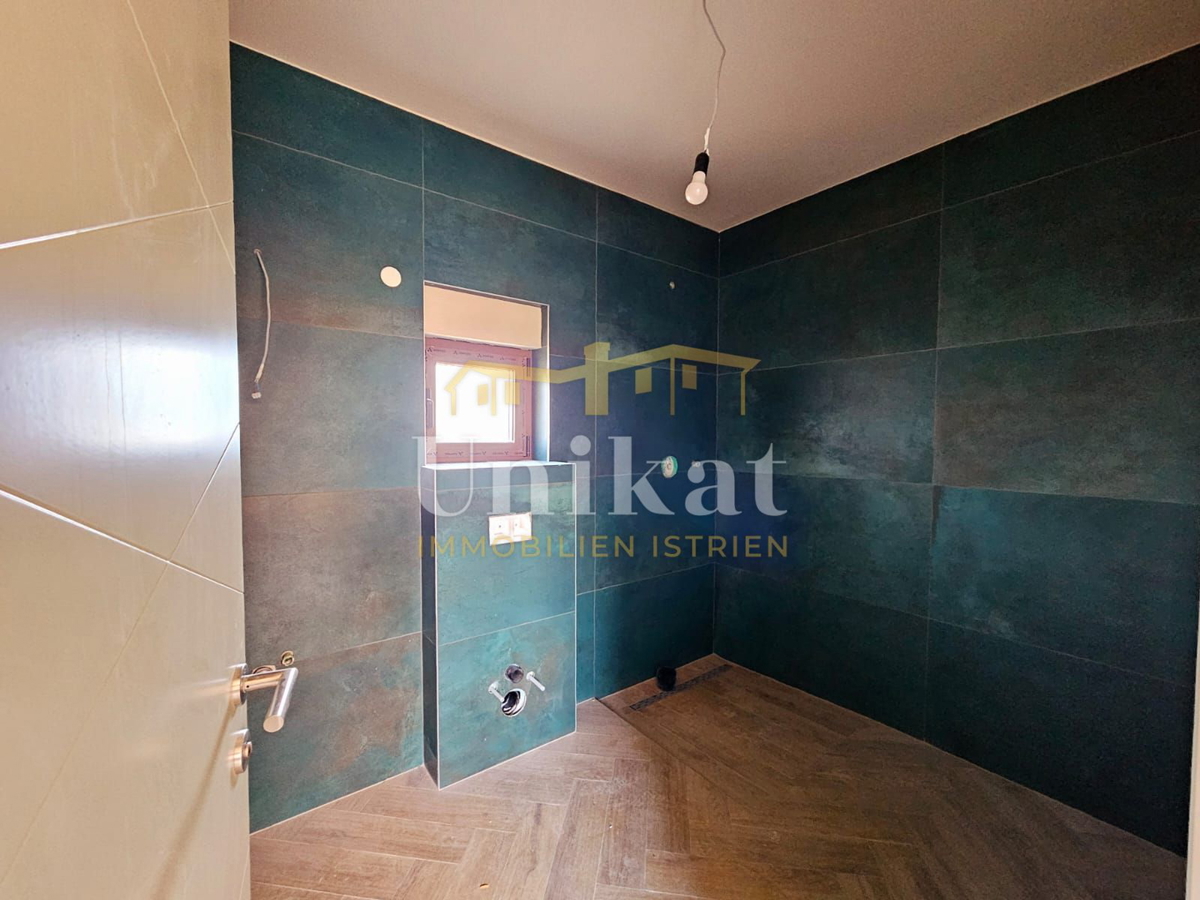 Moderna vrstna hiša s bazenom in pogledom na zelenje, Poreč